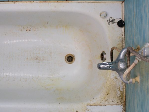 How To Clean a Grimy Bathtub