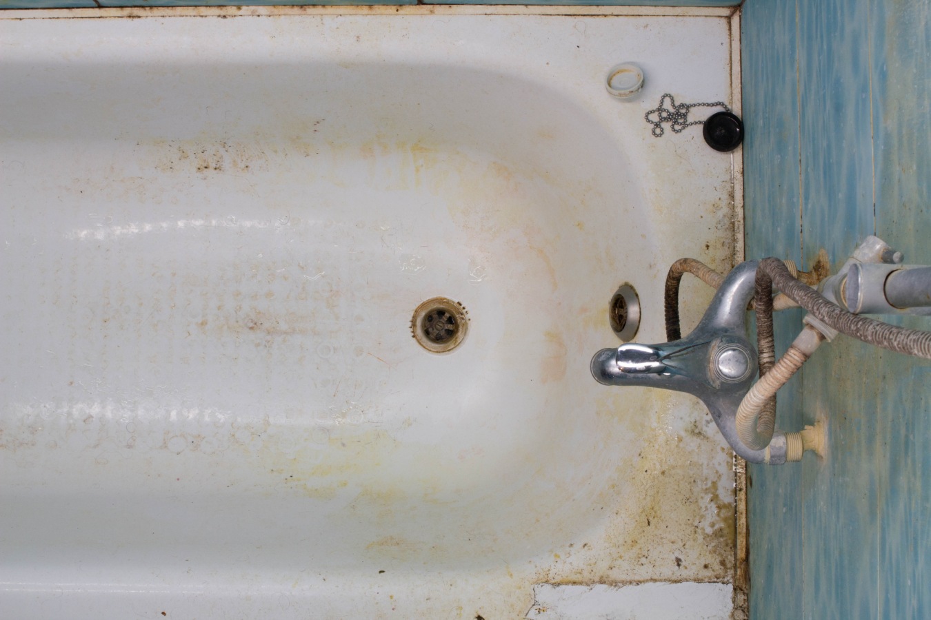 Clean dirty bathtub